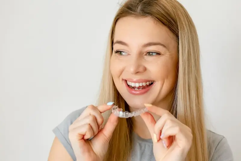 Ile kosztują nakładki Invisalign?