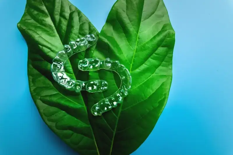 Invisalign a zwykły aparat?