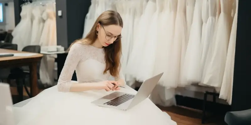 Jaki krawat do granatowego garnituru i białej koszuli na wesele?