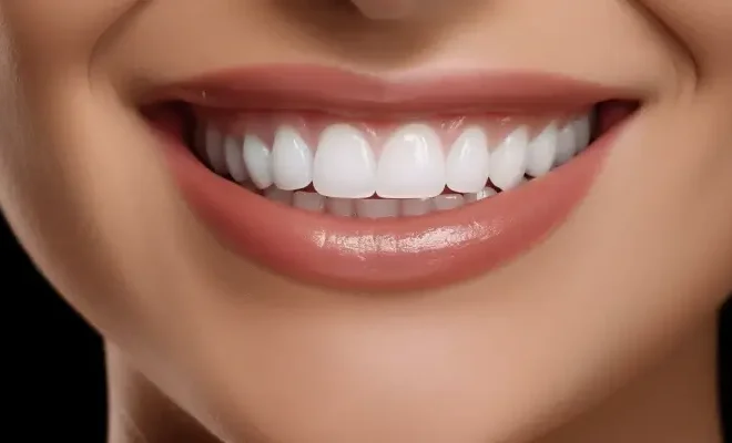 Stomatolog wykona odbudowę uzębienia przy pomocy implantów zębowych